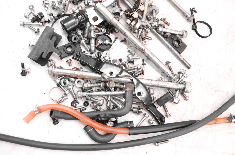 Juego de 13 tuercas y pernos de herrajes Honda CBR250R Foto 2 de 3