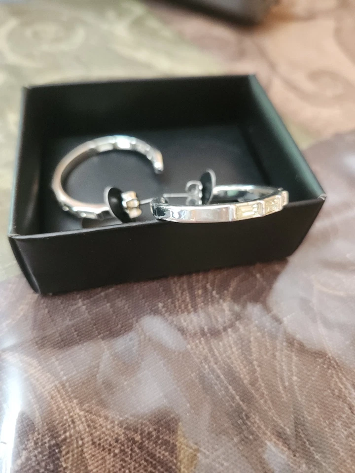 Pendientes tipo argolla Avon Baguettes Diamontes tono plateado en caja original Foto 3 de 4