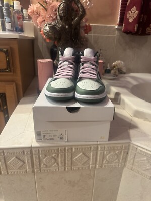 BRAND. NEW Size 8.5 W- Air Jordan 1 SE Mid Dutch Green- SHIPS SAME DAY