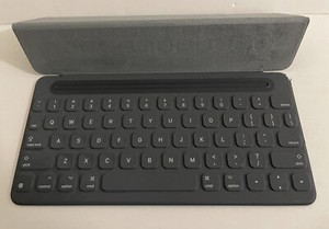 Apple A1772 Black Portable Smart QWERTY Keyboard Folio For Apple iPad