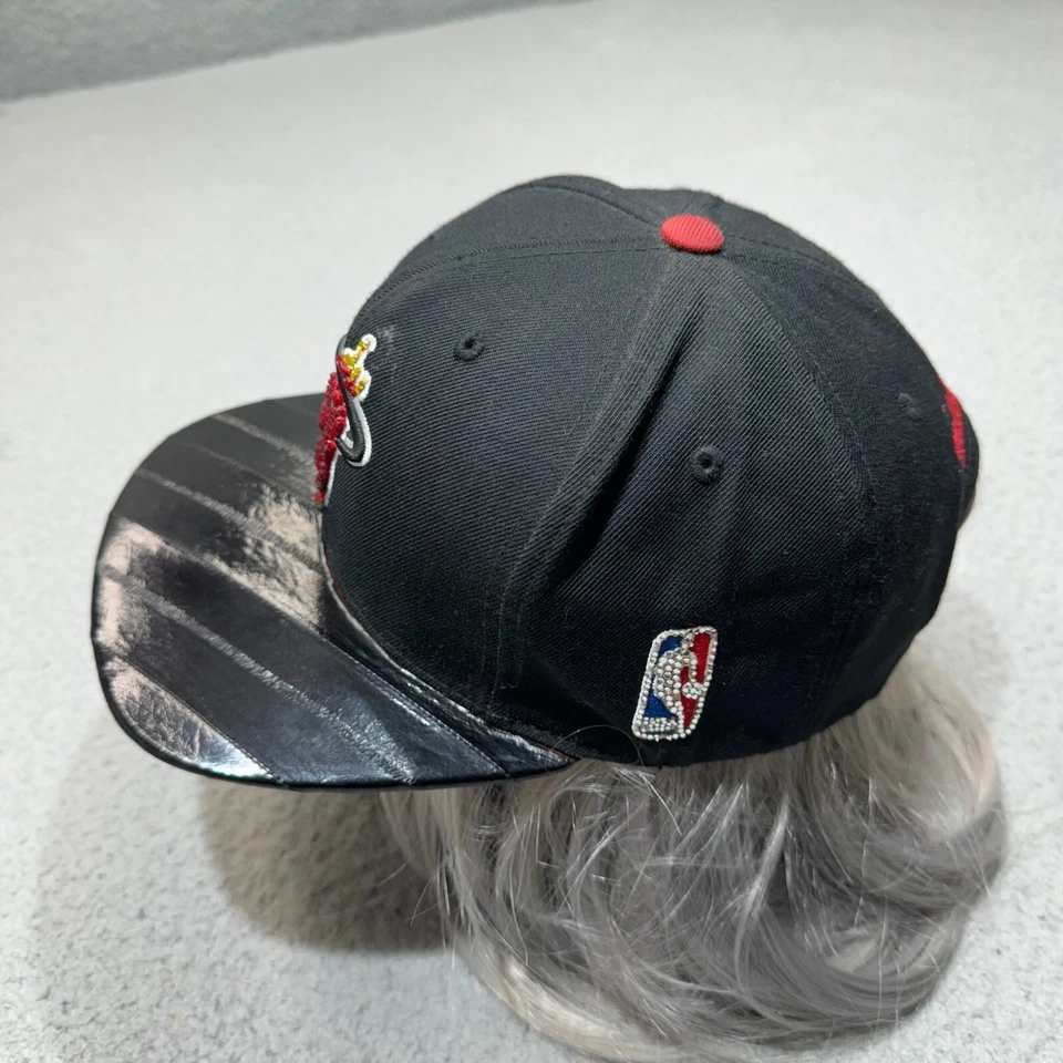 Gorra Miami Heat Snap Back negra Mitchell Ness madera dura estrás lana NBA Foto 2 de 4