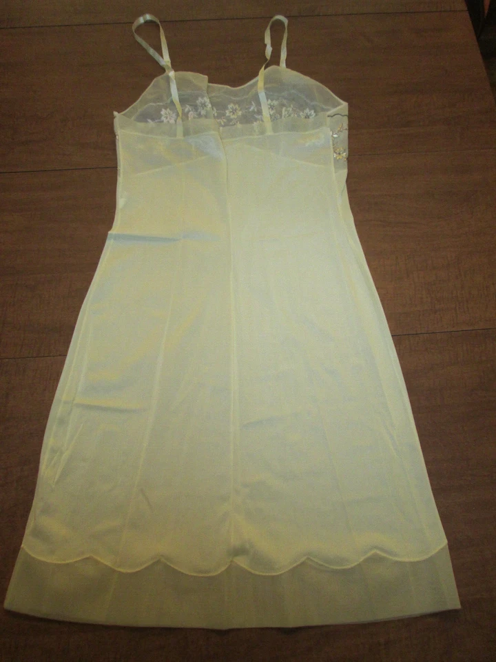 Vintage Henson Kickernick Butter Yellow Size 32 Full Slip Embroidered Scalloped - Image 3 of 4