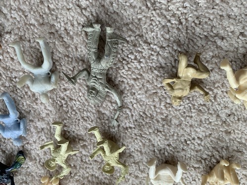 Mixed Lot of 114 Vintage Marx? Plastic Toy Cowboys & Indians Western Native 2" - Picture 15 of 16