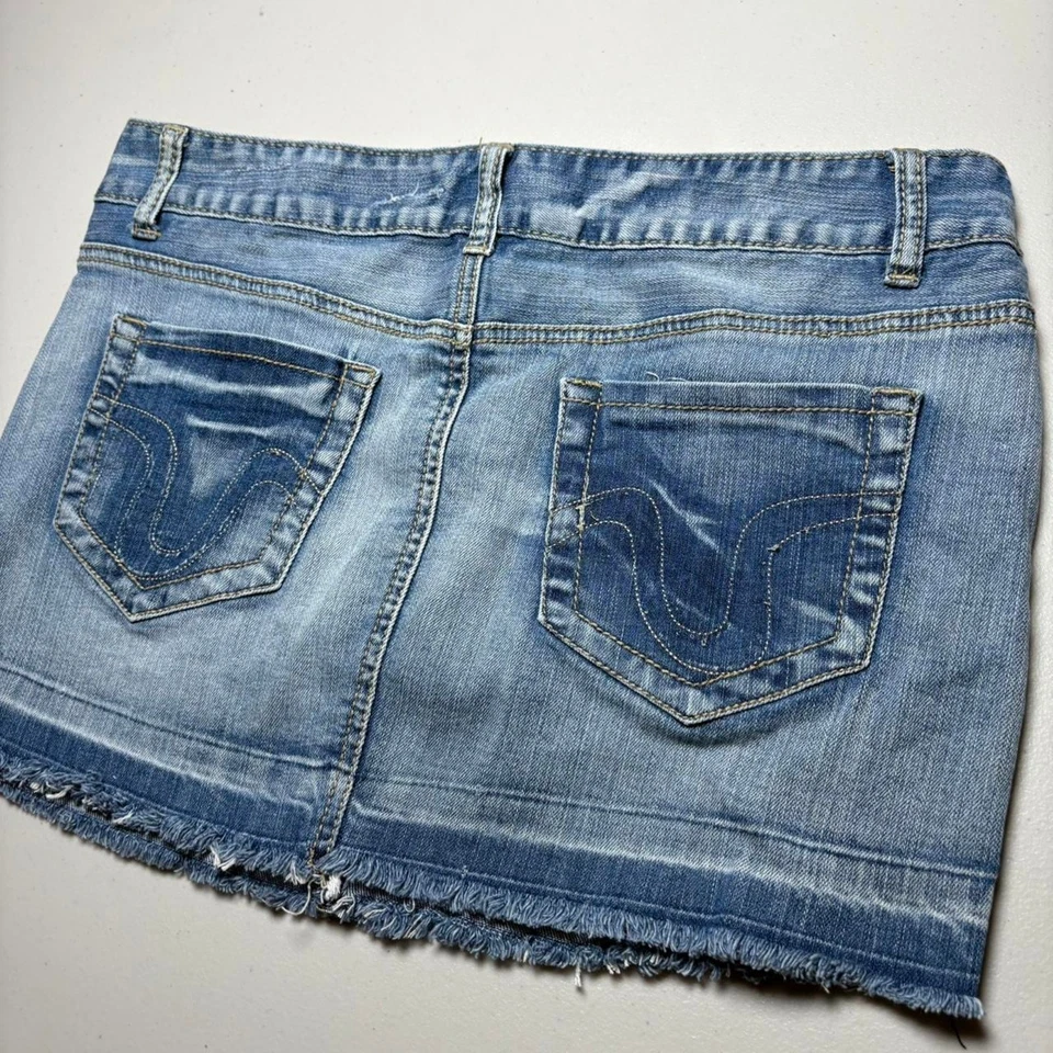Y2K заниженной средней стирки Hot Kiss джинсовой ткани мини юбка с потертым подолом - Изображение 4 из 4