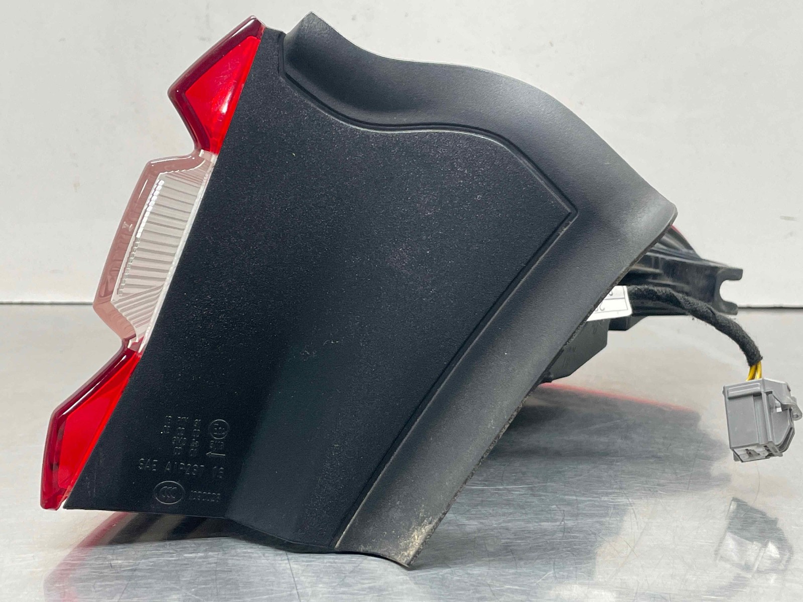 2017 Maserati Levante Drivers Left Tail Light Brake Lamp Assembly Quarter LH 17