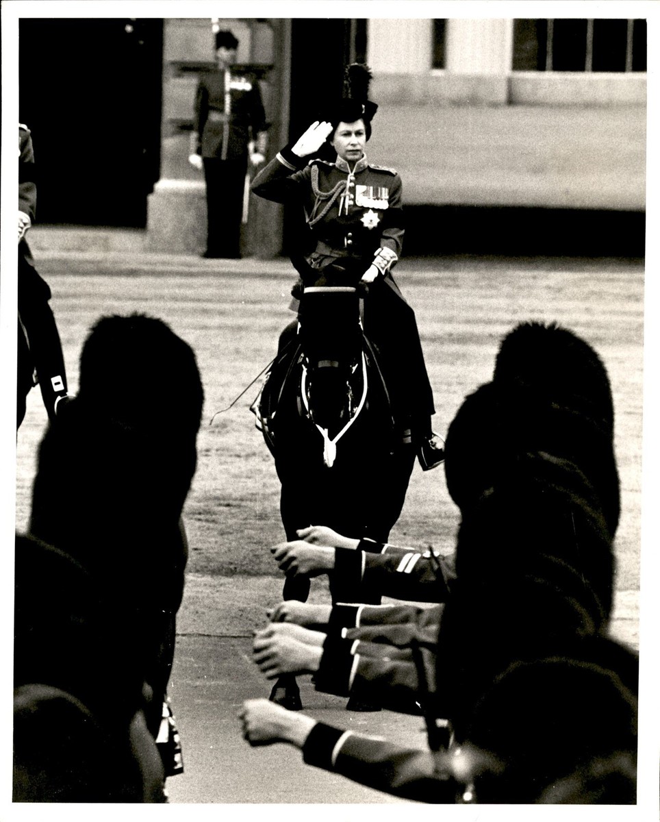 LG93 1972 Original Photo THE QUEEN SALUTES HER GUARDS BUCKINGHAM