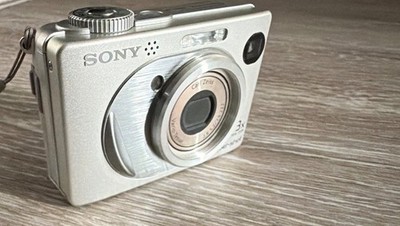 Sony Cyber-shot DSC-W1 Kompakt Digitalkamera 5,1MP 3x opt. Zoom Silber