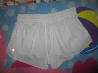 LULULEMON WHITE LINED HOTTY HOT HIGH RISE SHORTS 2.5" SIZE 12