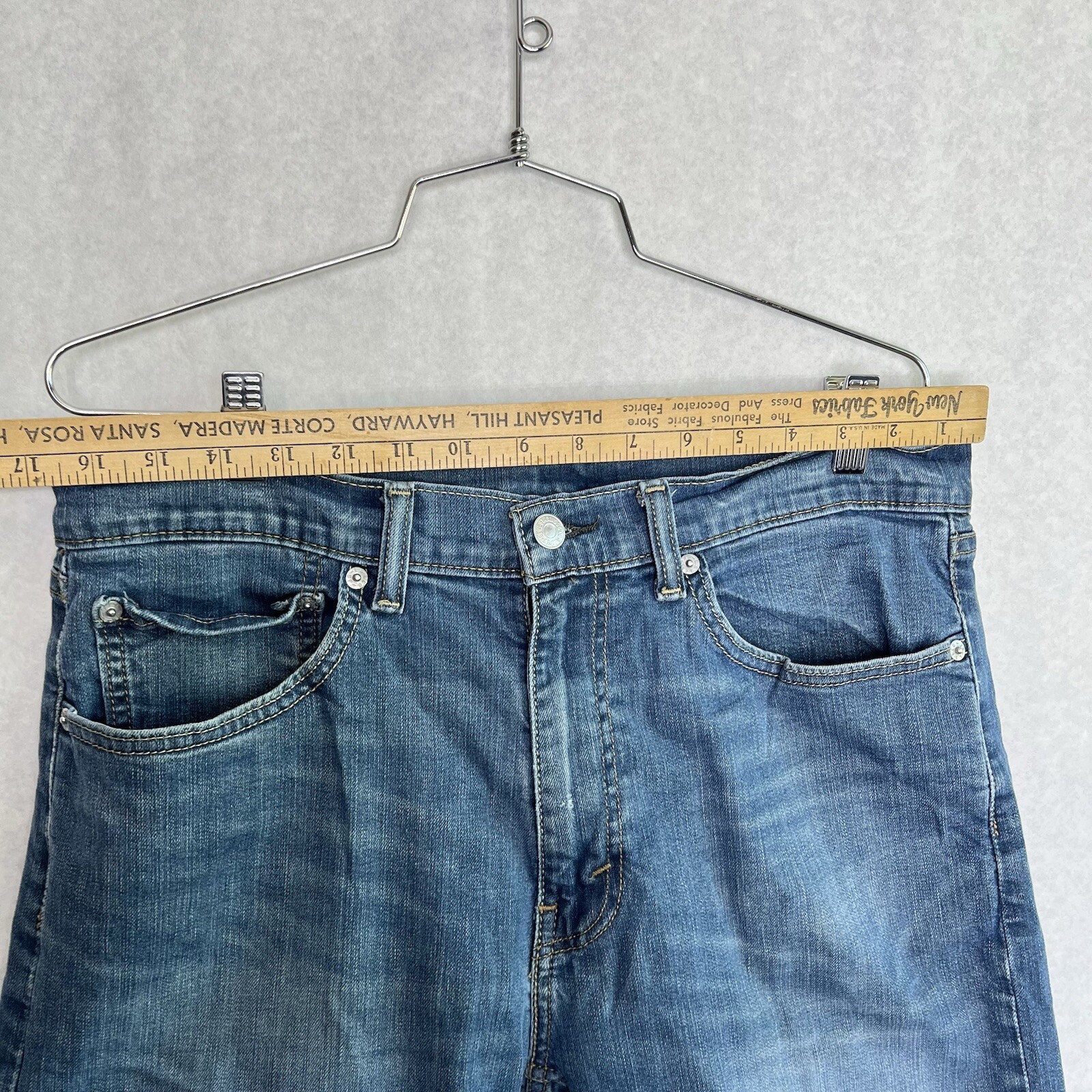 Levis 505 Jeans Mens 34x30 Blue Medium Wash Regular Fit Straight Leg thumbnail 3