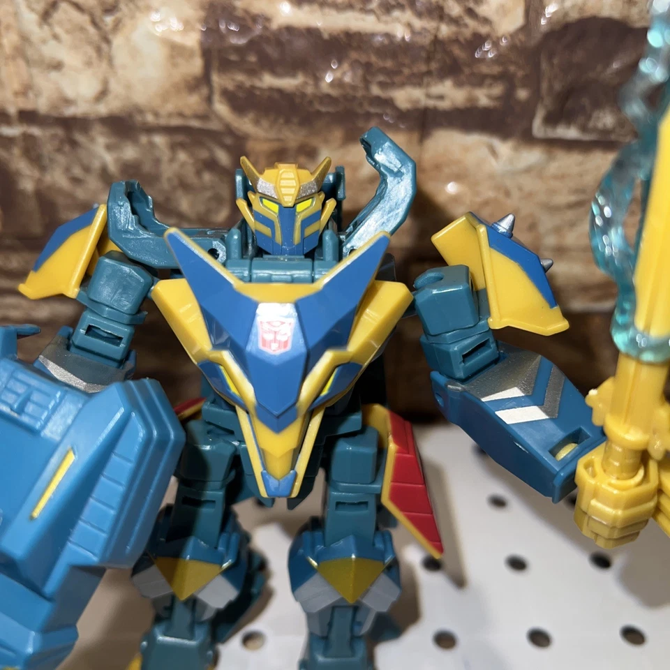Hasbro Transformers Thunderhowl Bumblebee Cyberverse Adventures Deluxe - Image 2 of 4