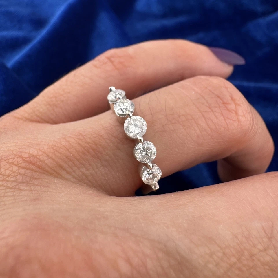 Anillo Estate de oro blanco de 14 quilates con banda de diamantes de 5 piedras 0,75–0,80 quilates tamaño 5,25 2,9 g Foto 3 de 4