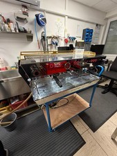 La Marzocco KB90 Siebtr&auml;ger 3-gruppig | Gold & Wei&szlig; Espressomaschine Service Neu