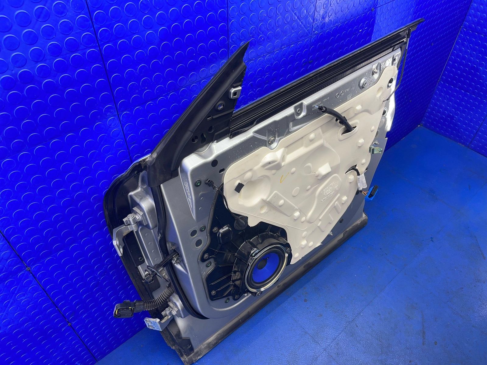 2017-2022 MASERATI LEVANTE FRONT RIGHT DOOR **NO GLASS** GRIGIO METTALLIC (817)