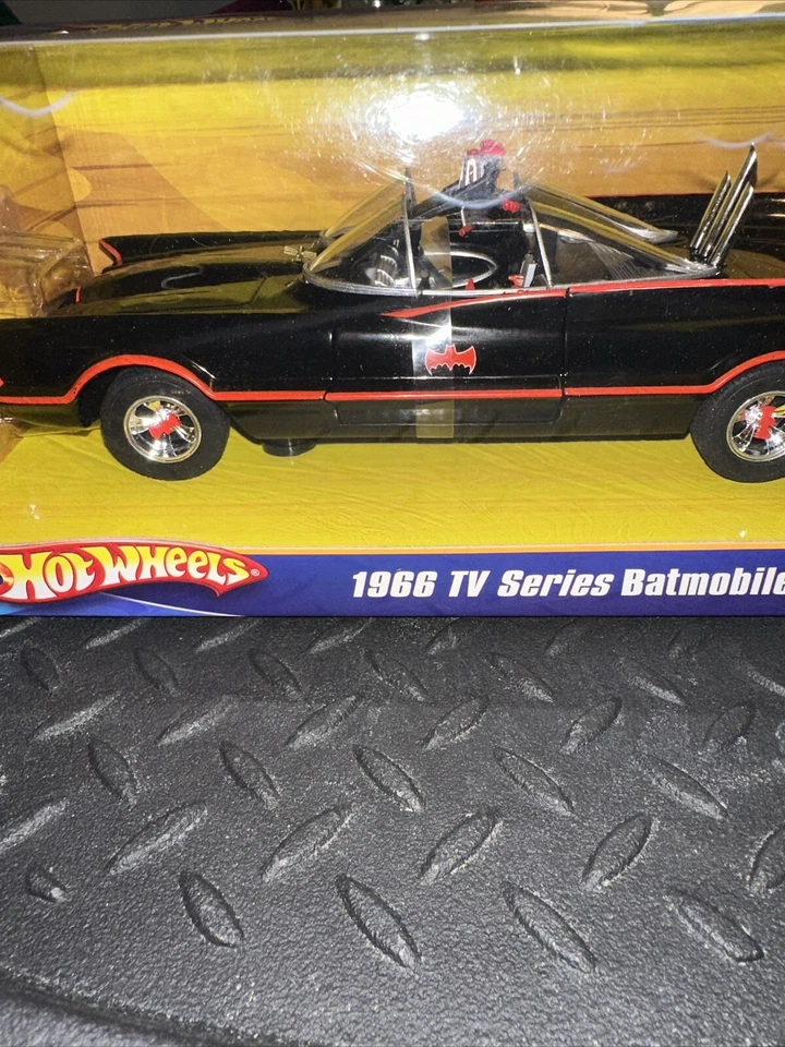 Hot Wheels Elite 1:18 Batmobile 1966 Classic Batman & Robin,Signed:GEORGE BARRIS - Image 2 of 4