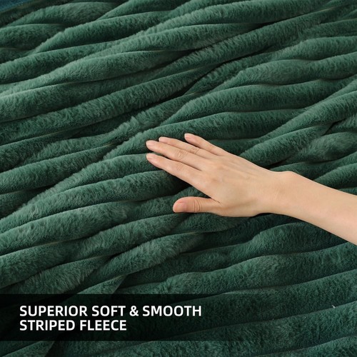 Luxury Dark Green King Size Fleece Comforter Set - 3 Pieces with Pillowcases - Picture 7 of 9