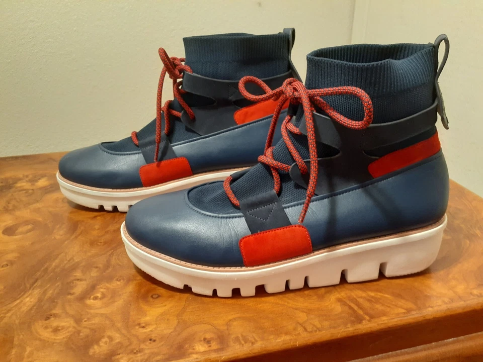 Botines para mujer Fitflop de cuero tejido con encaje. Talla EUR. 43. Azul marino/rojo. Foto 2 de 4