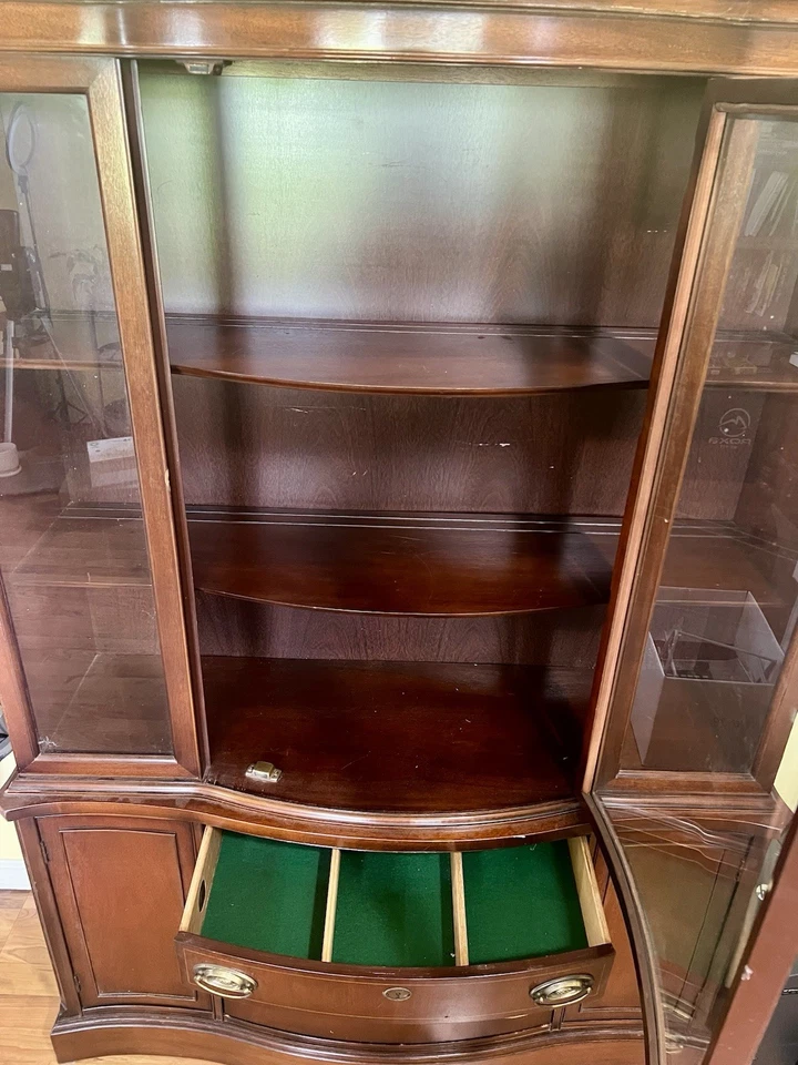 Mueble Bassett de los años 50 antiguo Shirley caoba serpentina arco gabinete de cabaña frontal Foto 3 de 4