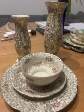 Porzellan-Set mit Rosen und Golddekor – gleiche Serie einer Manufaktur