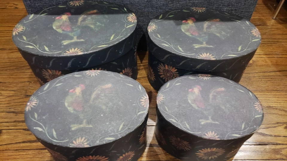 VINTAGE BOB'S BOXES PRIMITIVES. SET OF 4 STACKING BOXES. OVAL "PROUD ROOSTER."  - Image 3 of 4