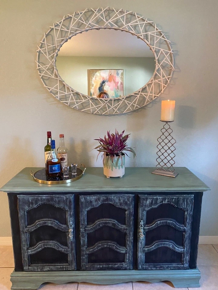 Mueble bar madera maciza rediseñado, negro con detalles turquesa. Herrajes de latón Foto 3 de 4