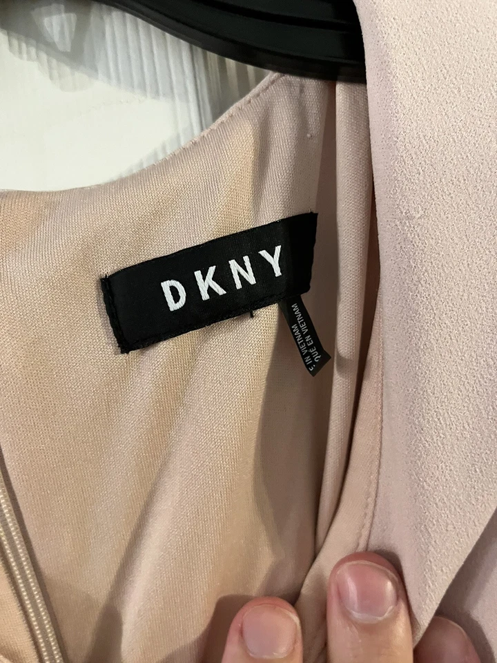 DKNY 女式米色裸色小号 V 领正式无袖紧身连衣裙 — 第 4/4 张图片