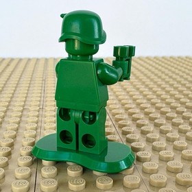 LEGO Toy Story: Green Army Man, BINOCULARS, RIFLE, BASE toy001, 7595 PATROL 2010