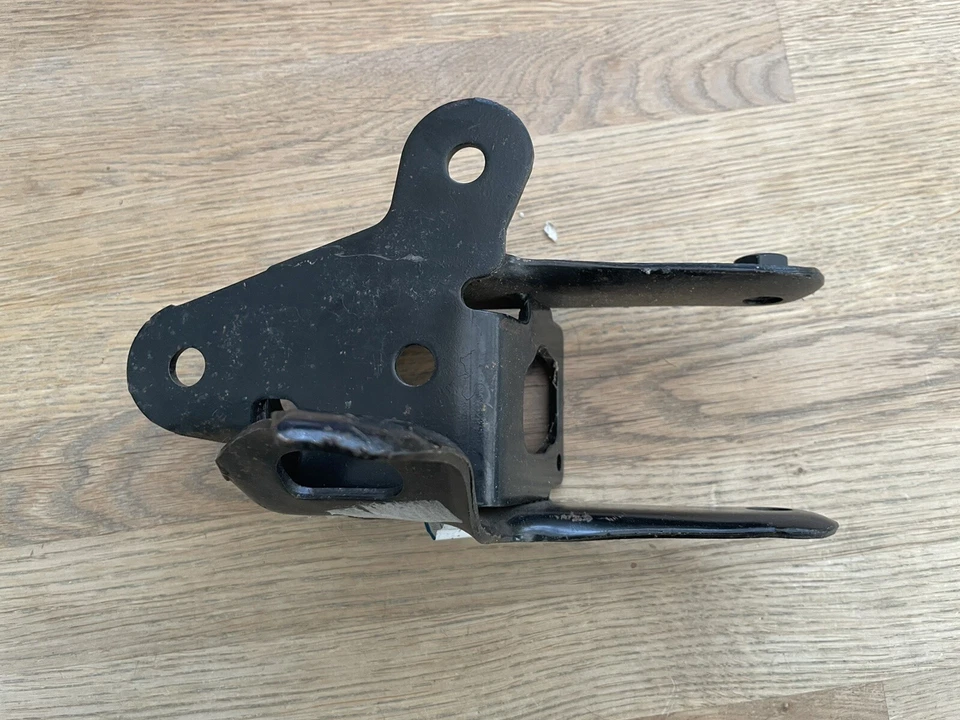 chrysler Voyager RG NEW GENUINE rear engine mounting bracket 04861433AF 16E - Image 2 of 4