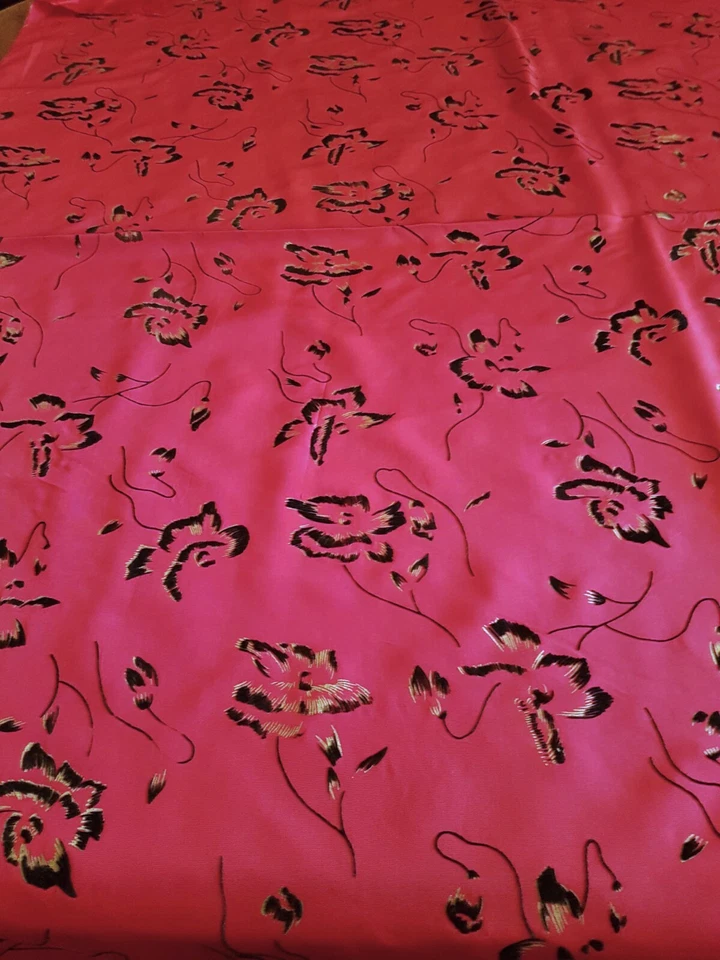 Tissus satiné rouge et fleurs en velours -104 x148 cm - Photo 2/3