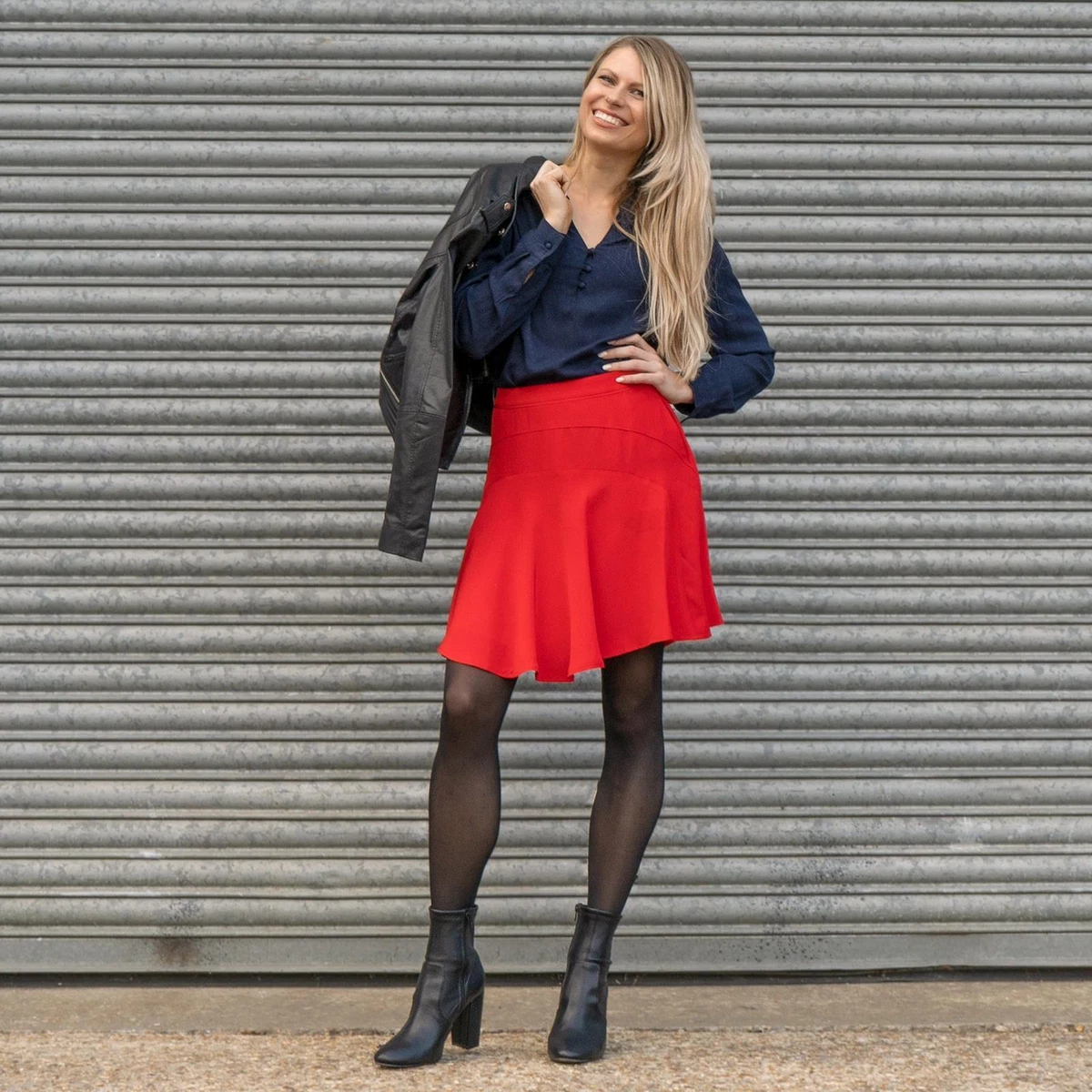 falda roja  Red skater skirt outfit, Red skater skirt, Trendy skirts