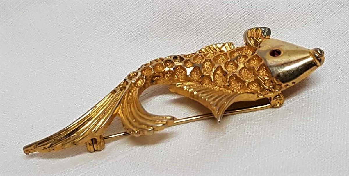 Broche Vintage CORO Poisson En Métal Doré Avec Strass Rouge - Bijou Rétro J8