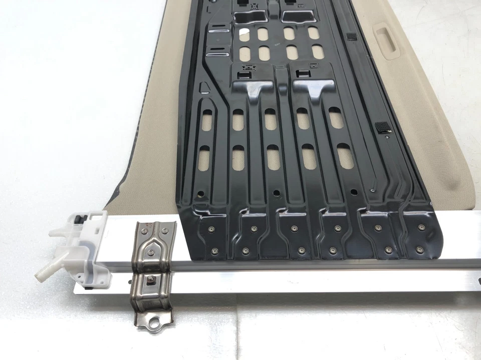 GMC Yukon XL 2015-2019 techo corredizo marco pista fabricante de equipos originales. Foto 2 de 4