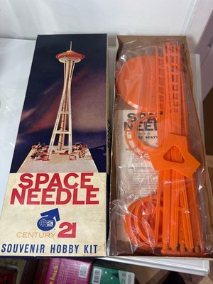 Rare Original ORANGE 1962 Seattle Worlds Fair Century 21 Space Needle Model Kit.