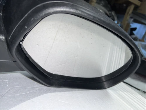 07 GMC SIERRA 2500 RIGHT PASSANGER SIDE MIRROR 751040  Black OEM Broken