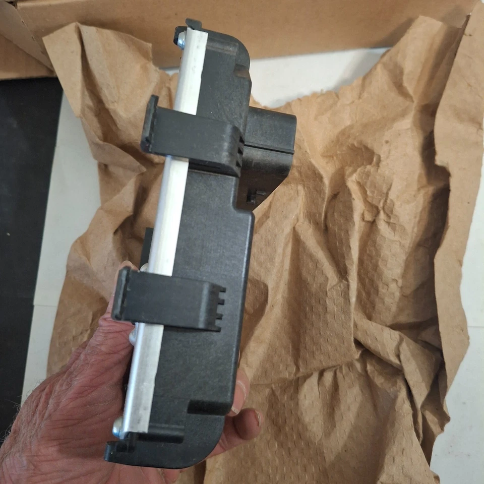 2013-21 Chev- Buick- Cadillac- GMC Brake Control Module 8408 2493 - Image 3 of 4