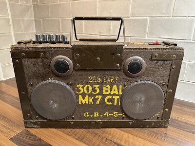 Original Holz Munitionskiste Mitte 50er umgebaut auf verstärkte Bluetooth Lautsprecher Box 