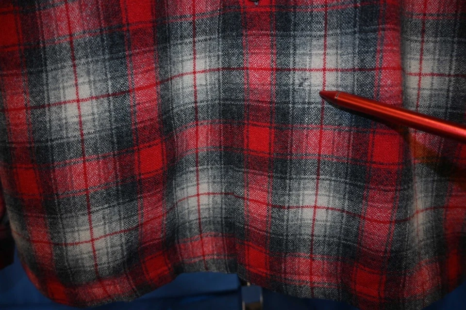 CAMISA MASCULINA VINTAGE ANOS 50 WOOLVERINE VERMELHA CINZA XADREZ GOLA DE LÃ BOTÃO PARA BAIXO M - Imagem 4 de 4