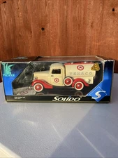 Solido 1/18 Scale Diecast 8027 - 1936 Ford Cistern Texaco Cream & Extra Stickers