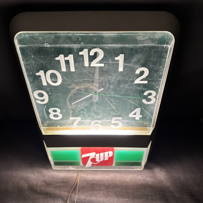 R•#2 Vintage 1970's 7-Up Wall Clock Lighted Advertisement Sign