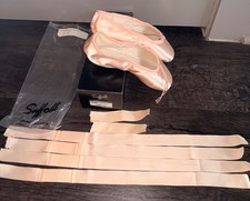 Suffolk Stratford Pink Pointe Shoe Standard 5.5N in Box with Ribbon and Elastic