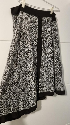 Cordelia St size 18 grey and black leopard print shark bite skirt - Picture 2 of 2