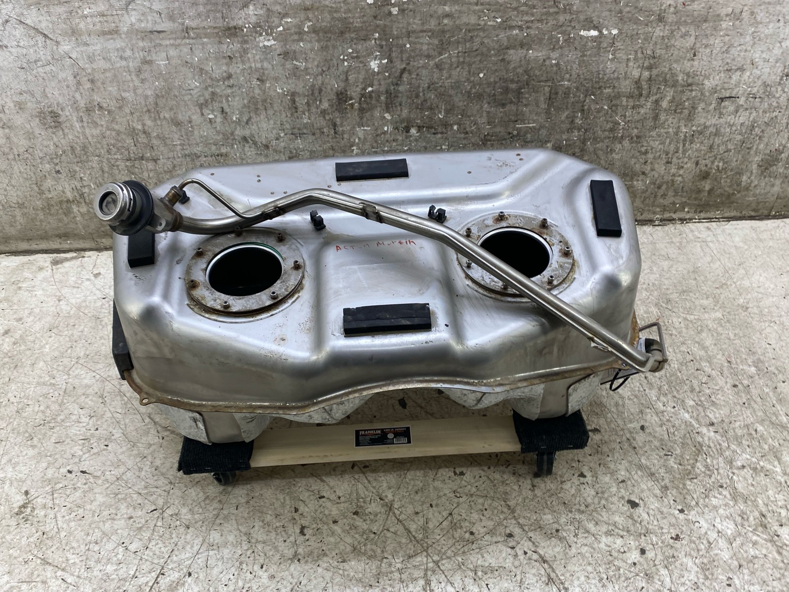 2020 2021 2022 2023 2024 2025 ASTON MARTIN DBX FUEL TANK W/ PUMP MY83-9K007-AE