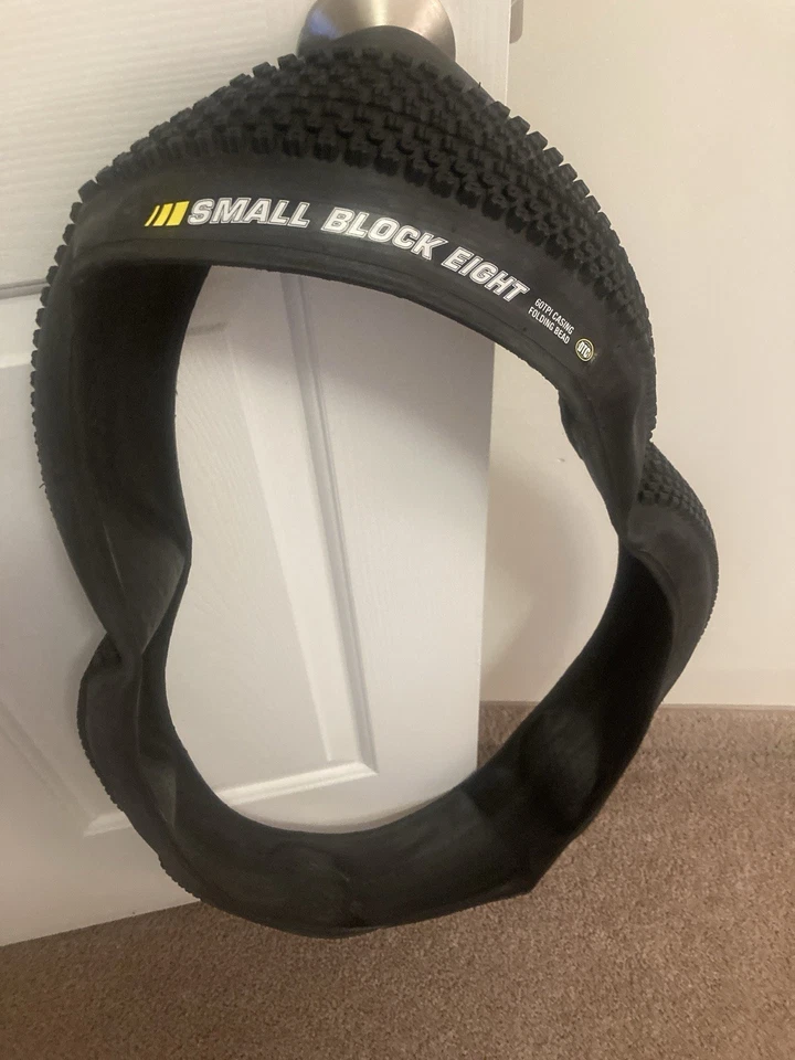 Neumático de MTB sin cámara Kenda Small Block 8 Pro 27,5x2,1 con compuesto de doble banda de rodadura y Foto 2 de 4