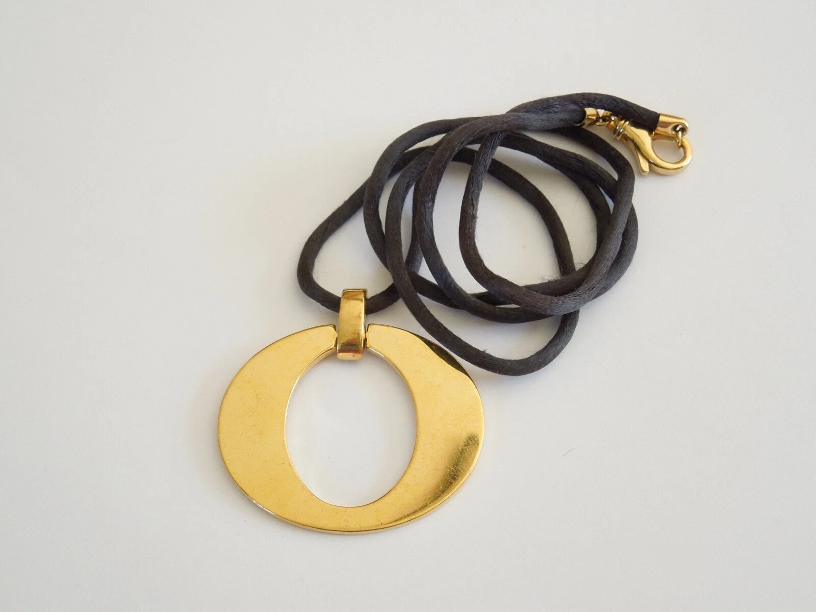 Catena Tessuto Nero Vintage Dior con Ciondolo ""O"" 25 2 g circa 75 cm