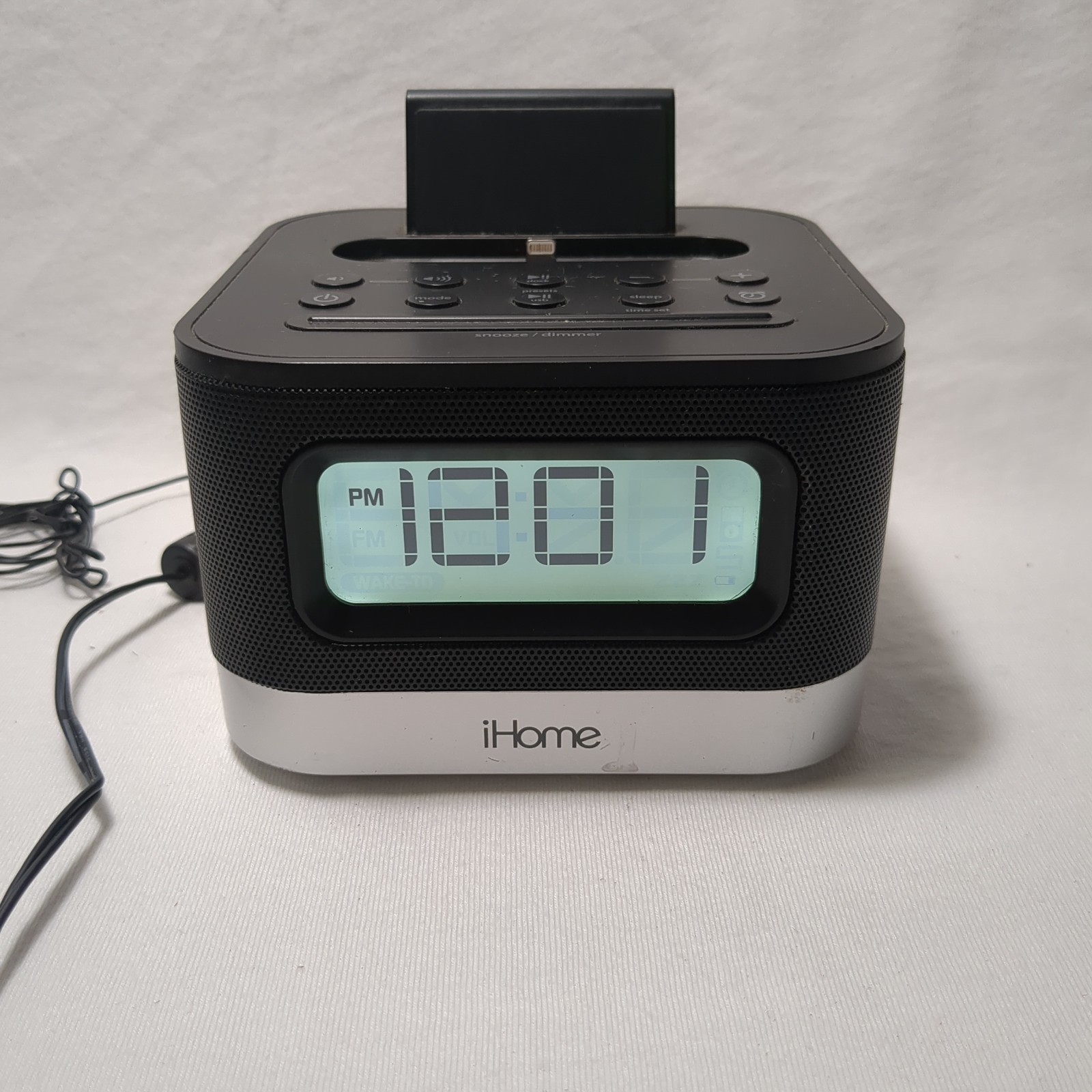 iHome Model iPL8 Stereo FM Clock Radio With Lightning Dock for iPhone TESTED