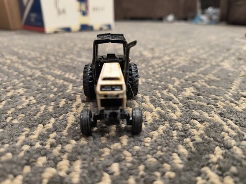 ERTL CASE 2594 White Farm Tractor, 1/64 - Picture 4 of 6