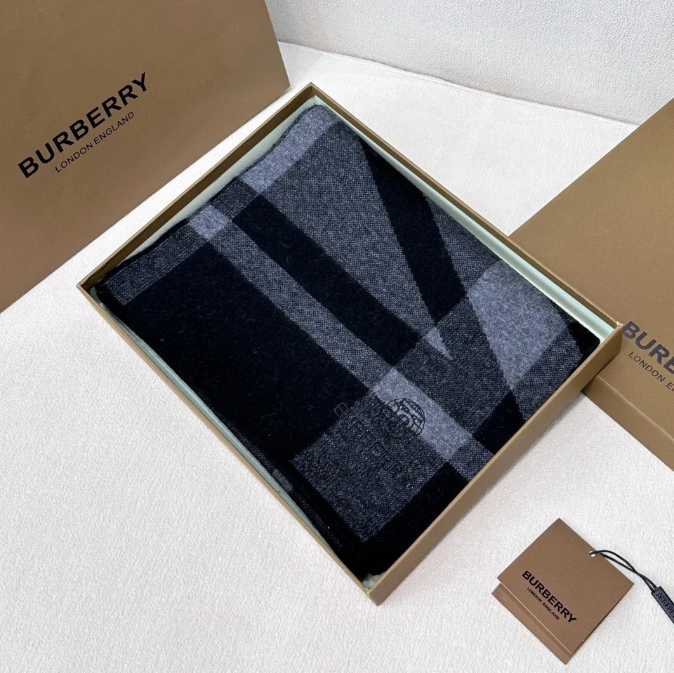 BURBERRY 100% CASHMERE WOOL GEOMETRIC PATTERNS SCARF - Image 4 of 4