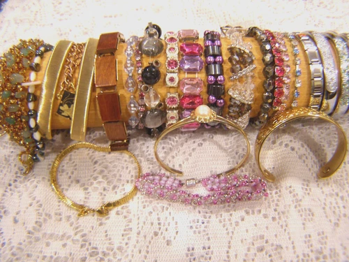 Lot of 28 Bracelets Vintage- Modern Costume Fashion Jewelry Bangle Stretch Clasp