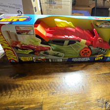 Hot Wheels City Dragon Launch Transporter Truck Play Set 1:64 Plastic