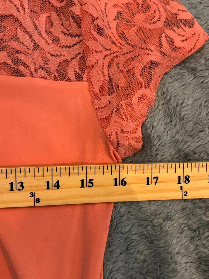 Top para mujer New York & Company pequeño rosa melocotón manga corta acento de malla acanalado Foto 3 de 4