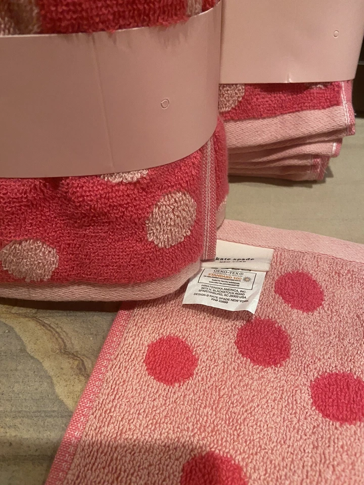Juego de toallas a lunares rosa Kate Spade nuevo con etiquetas: 4 paños/2 toallas de mano/1 toalla de baño Foto 4 de 4
